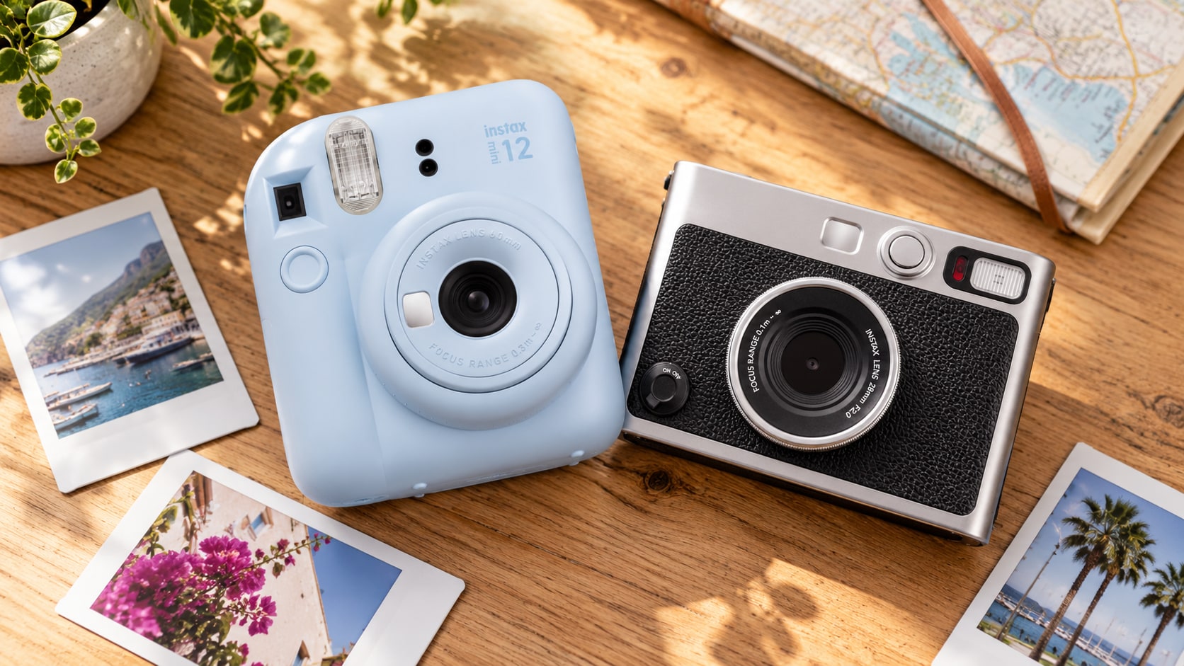 Камеры моментальной печати Instax Mini 12 и Mini Evo рядом с фотокарточками