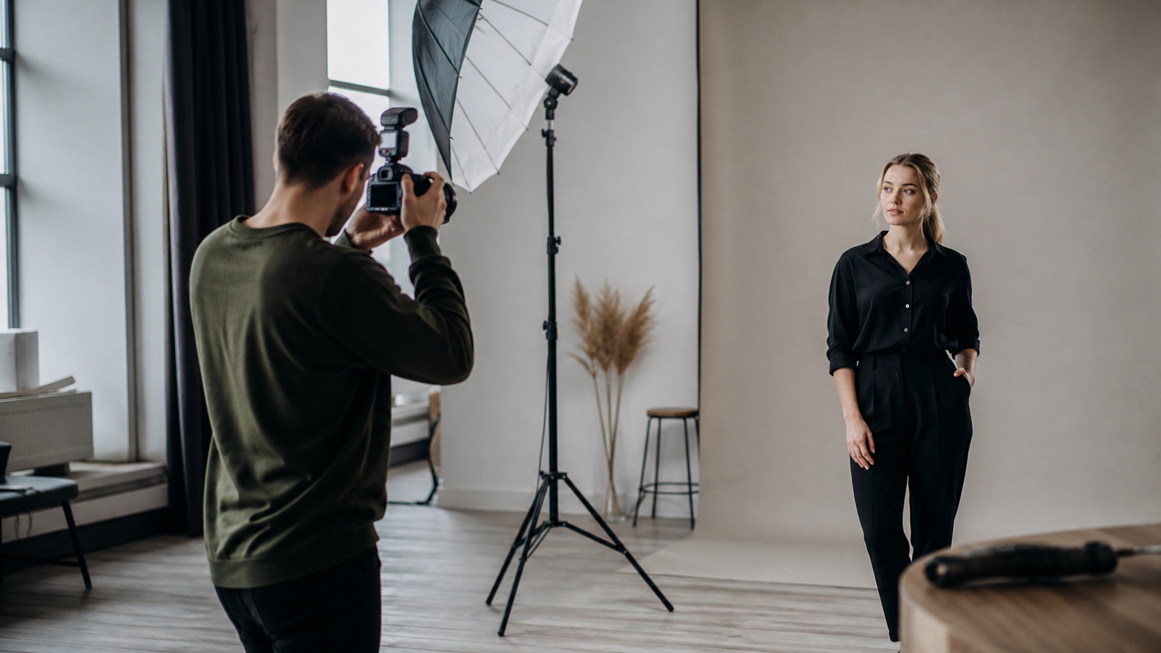 Фотограф работает с внешней фотовспышкой в студии