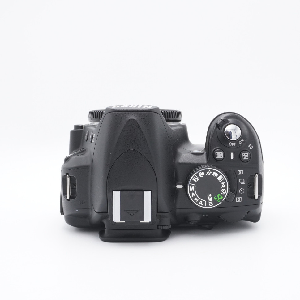 Nikon D3100 body (8.400 кадров)