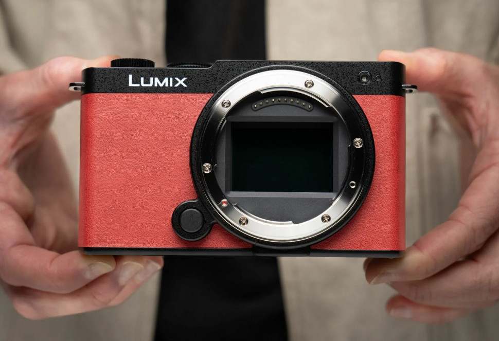 Panasonic S9 body + 20-60mm Red