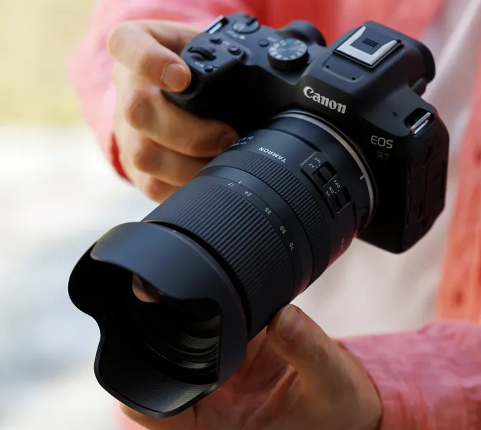Объектив Tamron 17-70mm f/2.8 Di III-A VC RXD Canon RF