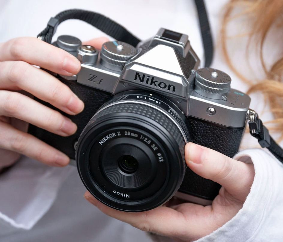 Беззеркальный фотоаппарат Nikon Z f Body, серебристый