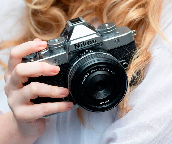 Беззеркальный фотоаппарат Nikon Z f Body, серебристый