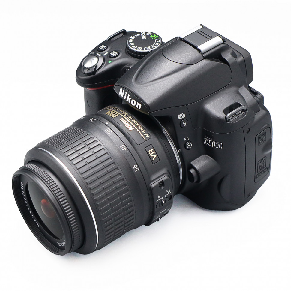 Nikon D5000 kit 18-55mm VR (8900 кадров)
