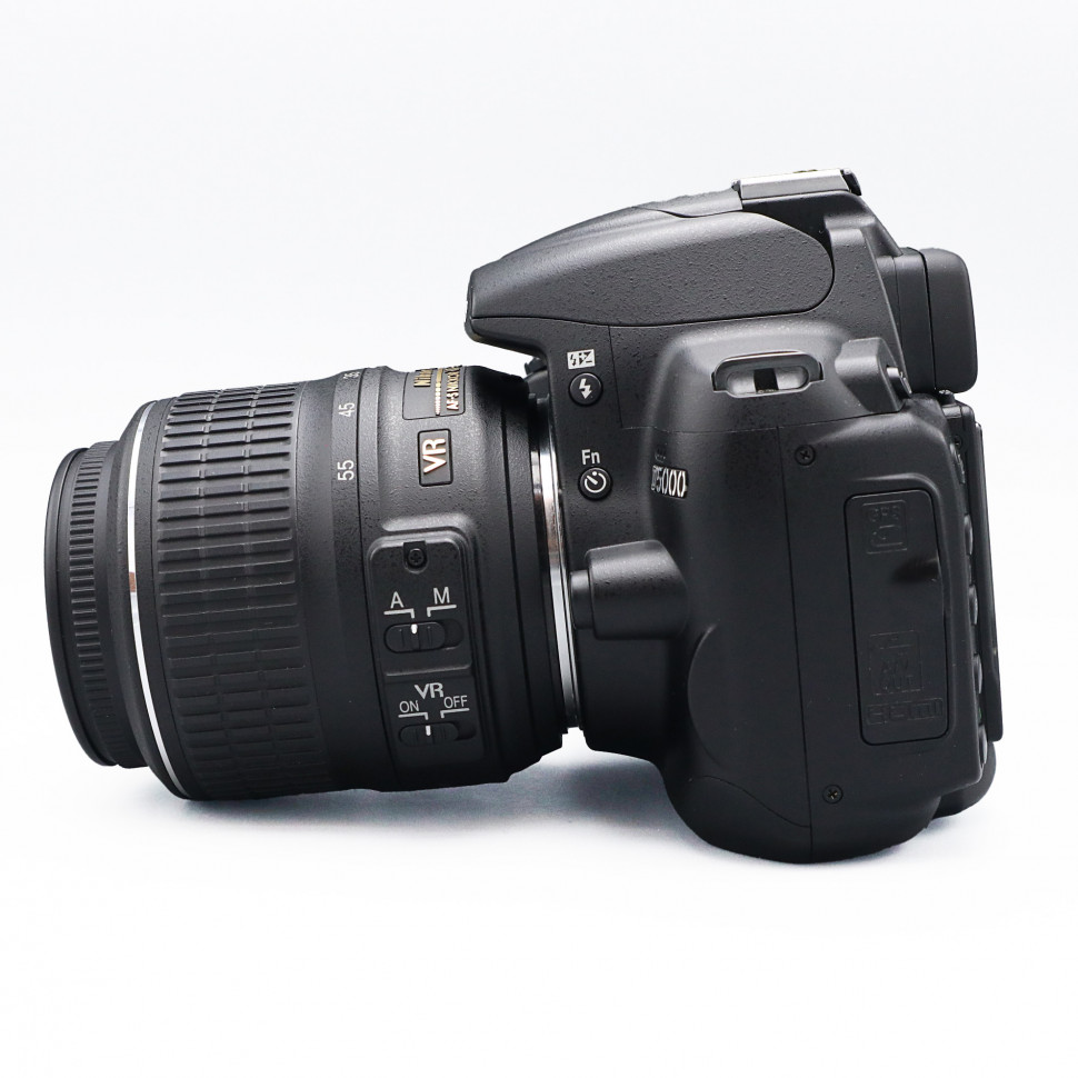 Nikon D5000 kit 18-55mm VR (8900 кадров)