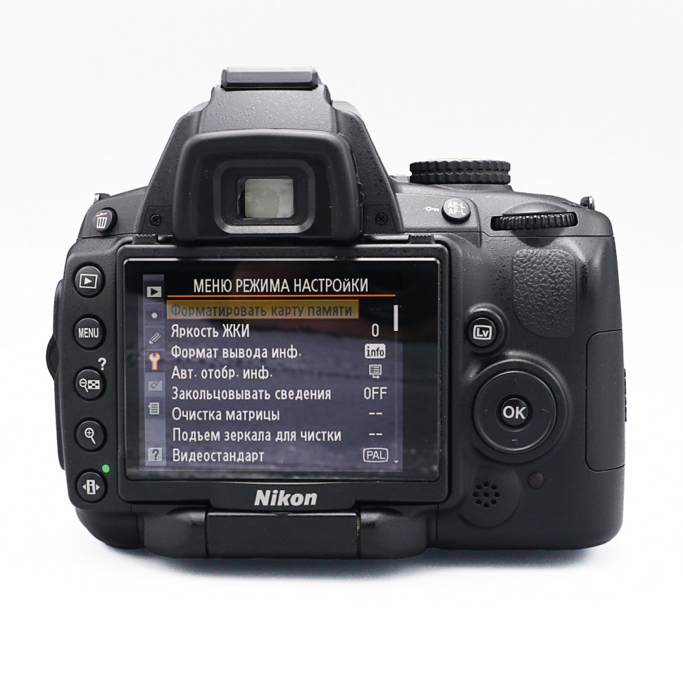 Nikon D5000 kit 18-55mm VR (8900 кадров)
