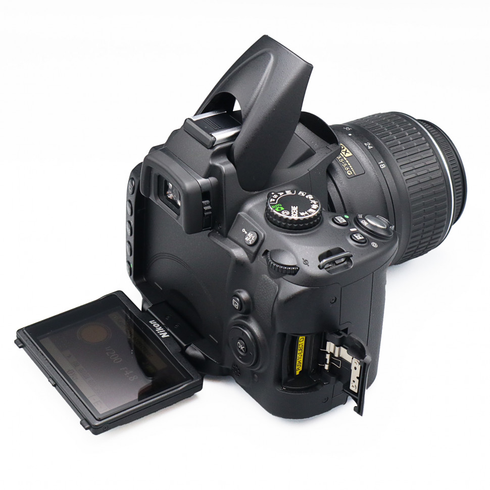 Nikon D5000 kit 18-55mm VR (8900 кадров)